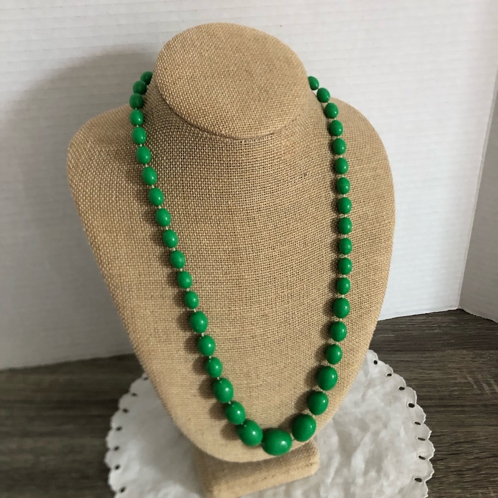 Vtg Green Graduated Beaded Necklace